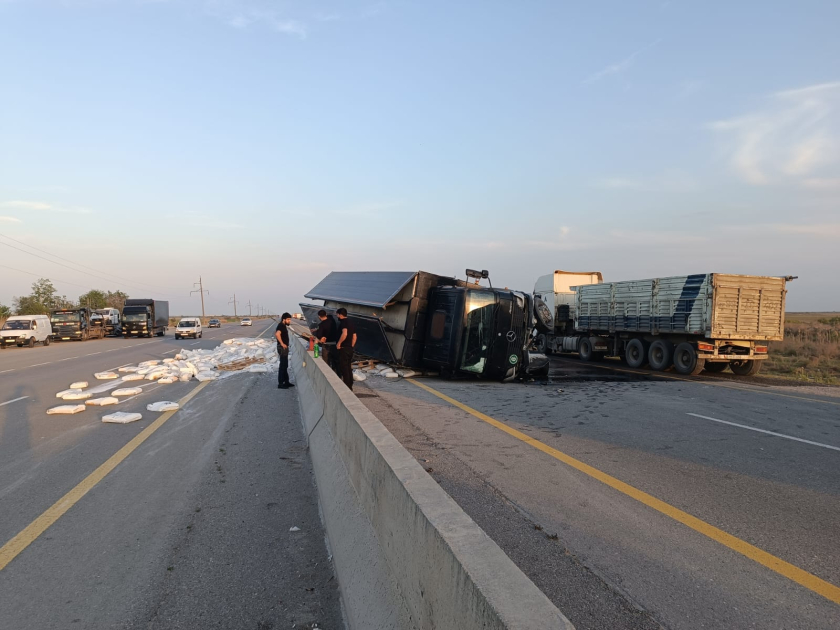 Bakı-Qazax yolunda maşın aşdı: yüklər yola dağıldı - FOTO