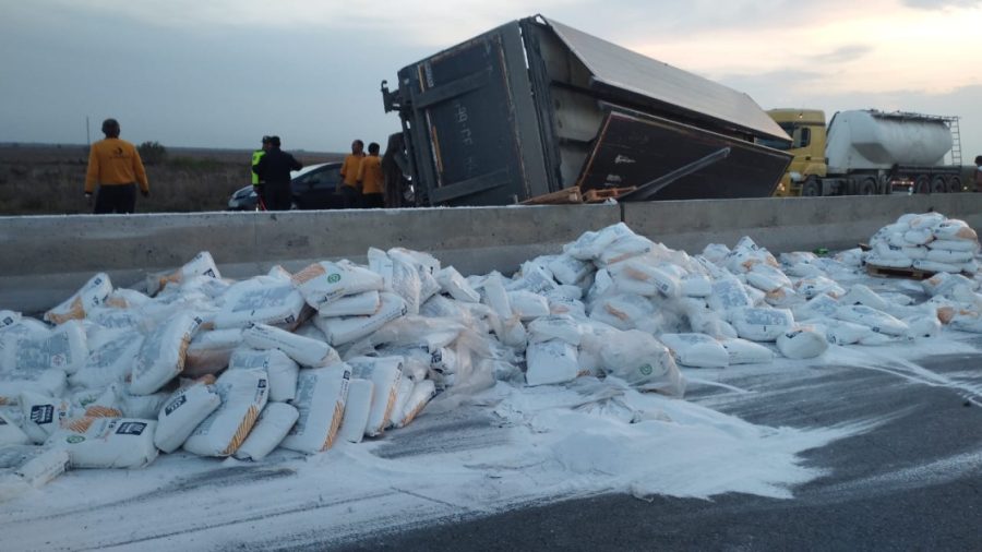 Bakı-Qazax yolunda maşın aşdı: yüklər yola dağıldı - FOTO