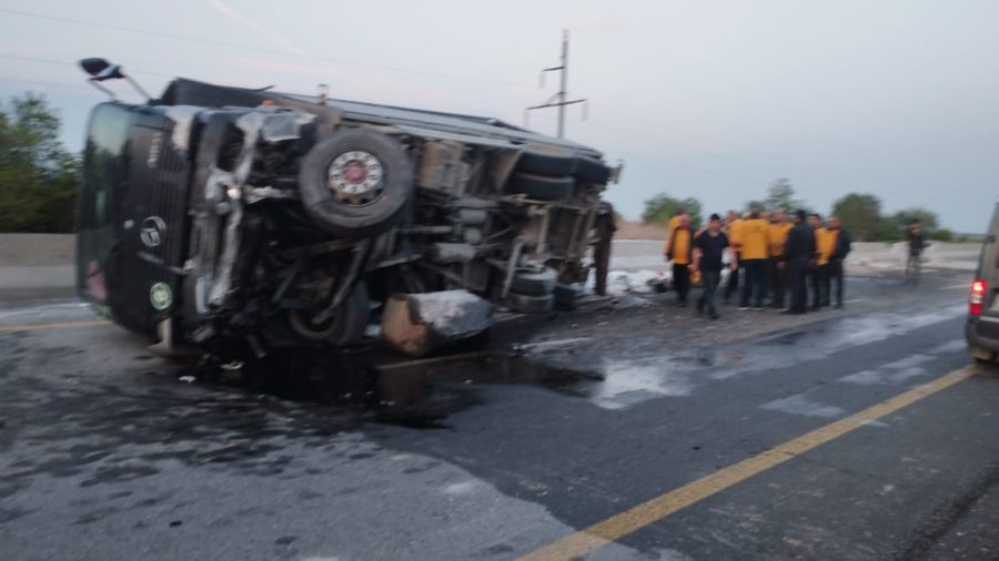 Bakı-Qazax yolunda maşın aşdı: yüklər yola dağıldı - FOTO