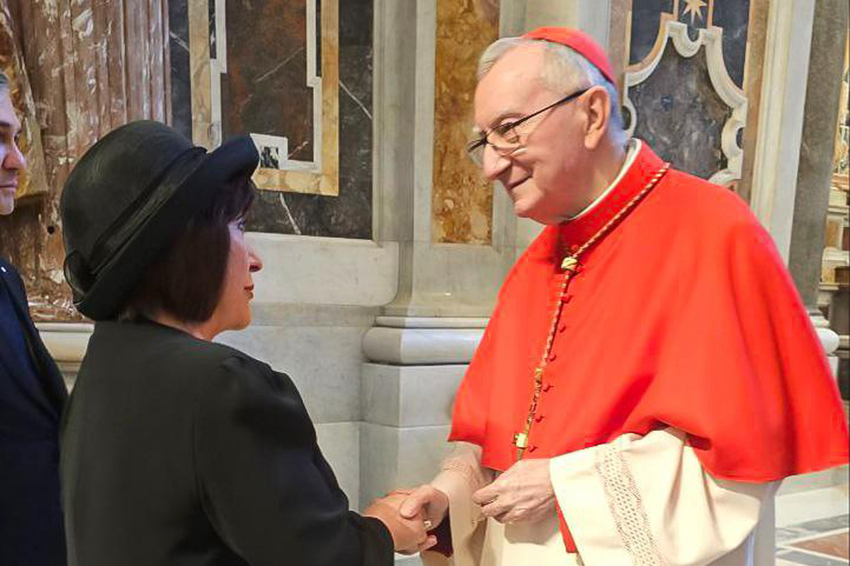 Sahibə Qafarova Papanın dəfn mərasimində – FOTO