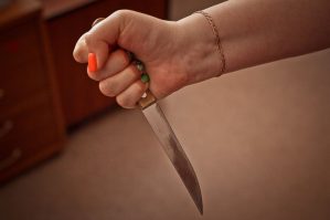 Bərdədə kişini bıçaqlamaqda şübhəli bilinən qadın saxlanılıb