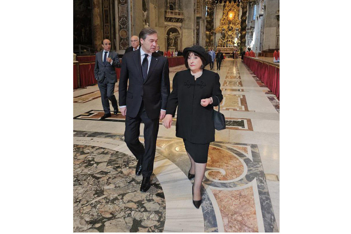 Sahibə Qafarova Papanın dəfn mərasimində – FOTO