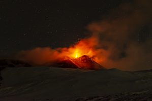 AA 20250403 37529435 37529429 ITALYADA ETNA YANARDAGI KUL VE LAV PUSKURTTU