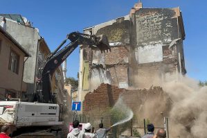 Təhlükə keçməyib: İstanbulda binalar çat verir, insanlar məktəblərə köçürülür