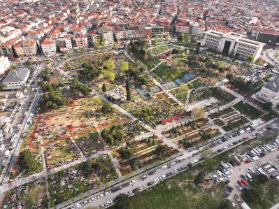 AA 20250423 37728496 37728492 ISTANBULLULAR 62 BUYUKLUGUNDEKI DEPREMIN ARDINDAN ACIK ALANLARDAKI BEKLEYISLERINI SURDURUYOR