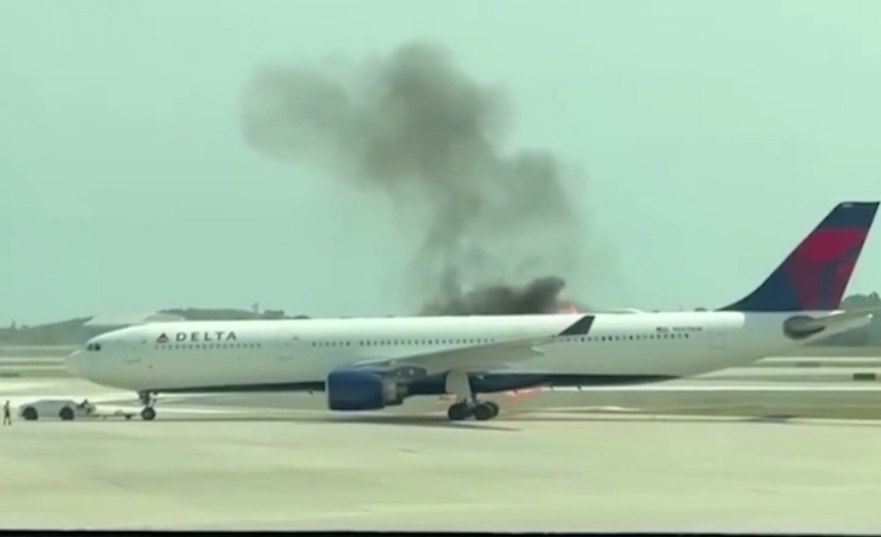 ABŞ-da təyyarə alovlandı, sərnişinlər təxliyə edildi – VİDEO