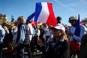 Parisdə minlərlə insan küçələrə axışdı - VİDEO