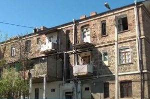 Bu binadan vahiməli səslər gəlir: sakinlər qorxu içində... - VİDEO