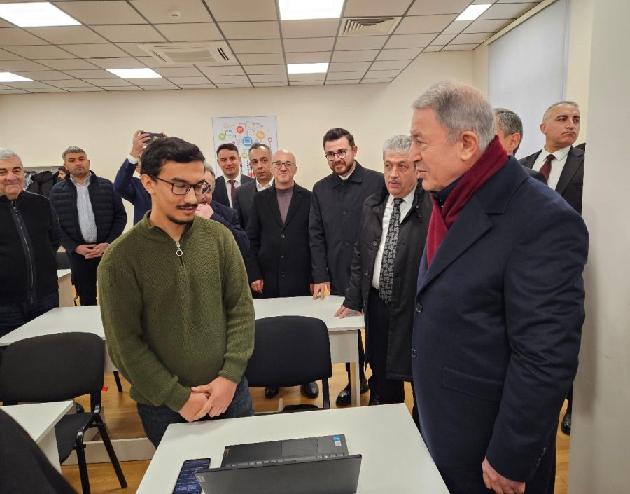 Hulusi Akar Qarabağ Universitetində: tələbə ilə səmimi söhbəti - VİDEO 2 WhatsApp Image 2025 04 15 at 18.59.29