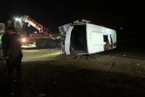 Məktəbliləri daşıyan mikroavtobus aşdı: yaralıların son durumu...