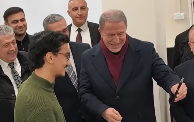 Hulusi Akarın Qarabağ Universitetinin tələbəsi ilə səmimi söhbəti... - VİDEO 1 akar 0