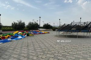 Bakıda külək attraksionu aşırdı: içində uşaqlar olub