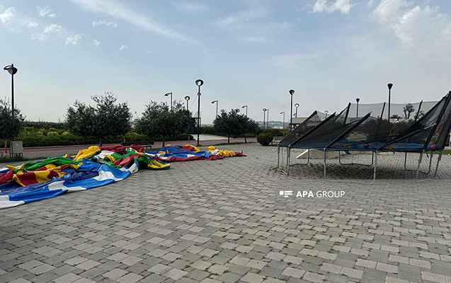 Bakıda külək attraksionu aşırdı: içində uşaqlar olub