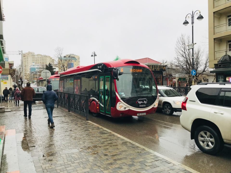92 marşrut avtobusu gecikir - Rəsmi 1 avtobus yagis