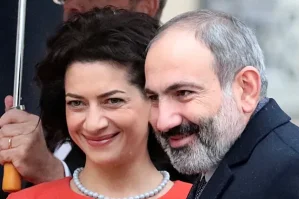 Paşinyanın həyat yoldaşını müşayiət edən avtomobil qəza törədib