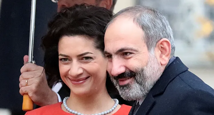 Paşinyanın həyat yoldaşını müşayiət edən avtomobil qəza törədib