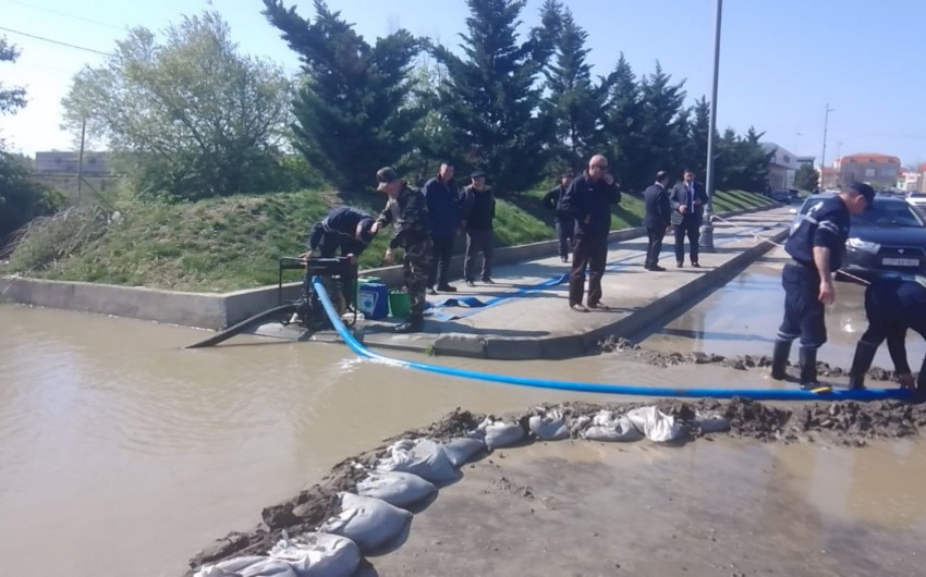 Bəzi su basmış ərazilərdə işlər görülür - VİDEO 1 Bəzi su basmış ərazilərdə işlər görülür - VİDEO