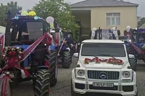 Gəlini aparmağa traktorlarla gəldilər - FOTOLAR