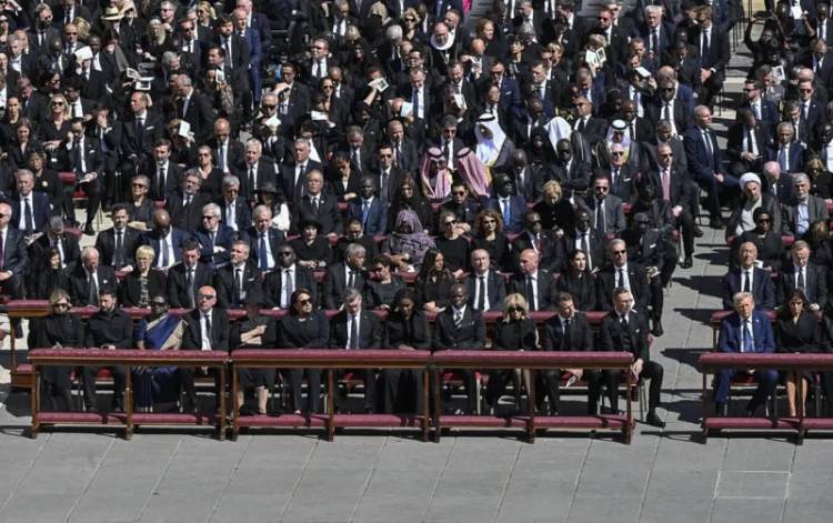 Papa Fransiskin dəfnində kimlər iştirak edib? – SİYAHI+FOTO