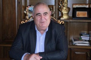 Hərf tanımayan İsfəndiyar: amerikalı milyarderlə müqayisə edildi