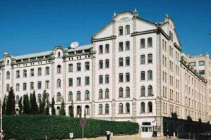 “Landmark” biznes mərkəzi satıldı: işçilər binaya buraxılmadı