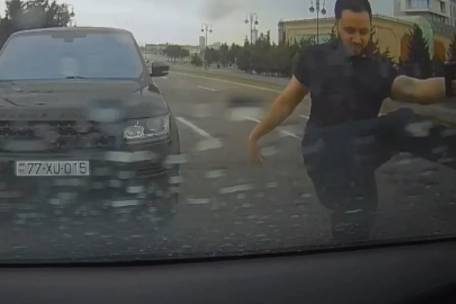 Sürücü qadın təlimçinin maşınına hücum etdi - ANBAAN VİDEO