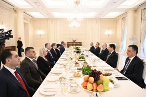 Prezidentlərin nahar əsnasında geniş tərkibdə görüşü oldu