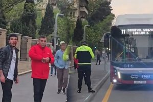 Piyadaya yol vermədi, döydü, işdən çıxarıldı - VİDEO