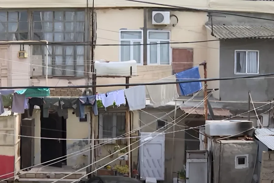 Bakıda bu bina hər an uça bilər - VİDEO