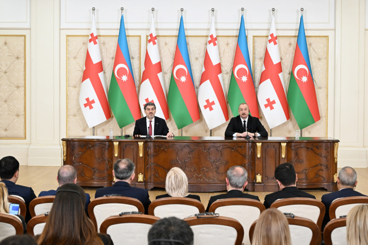 İlham Əliyev və Mixeil Kavelaşvili mətbuata bəyanatla çıxış etdilər - FOTOLAR 1 prez m 1