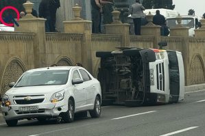 Bakıda dəhşətli qəza: maşın uçdu, daş yağdırdı - VİDEO/Yeniləndi