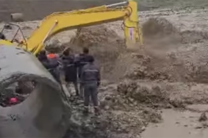 Pərviz onları seldən xilas etmək istəyərkən həlak olub - VİDEO