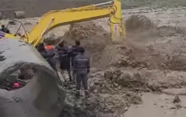 Pərviz onları seldən xilas etmək istəyərkən həlak olub - VİDEO 1 Pərviz onları seldən xilas etmək istəyərkən həlak olub - VİDEO