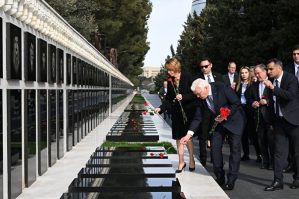 Almaniya prezidenti Şəhidlər xiyabanında - FOTOLAR