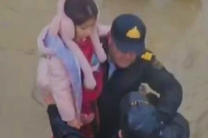 Uşaqlar su basan ərazilərdən çıxarılır - VİDEO