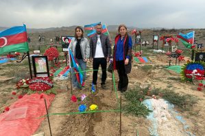 Vüqar Nadirov atasının Ağdamdakı məzarında... - FOTOLAR