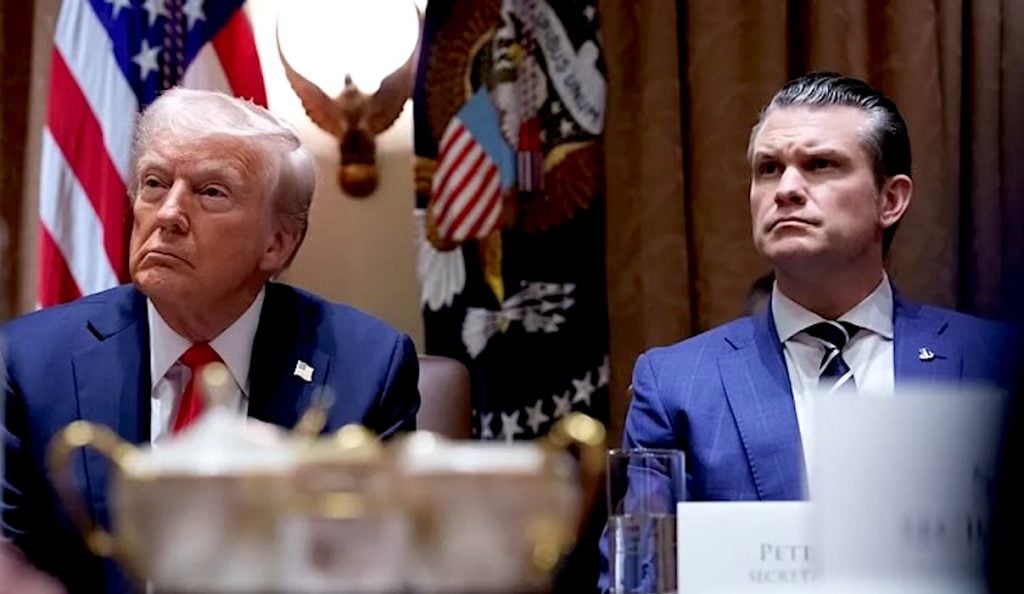 трамп и хегсет фейсбук 1024x594 1