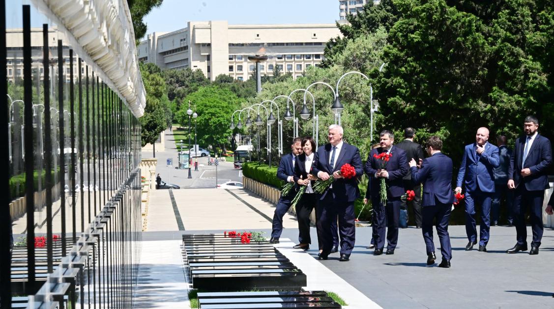 Sibiqa Şəhidlər xiyabanını ziyarət etdi - FOTOLAR