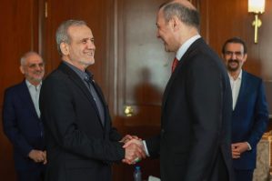 Qriqoryan İranda Pezeşkianla görüşdü