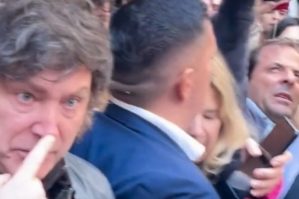 Jurnalist mikrofonu Argentina prezidentinin burnuna vurdu - VİDEO