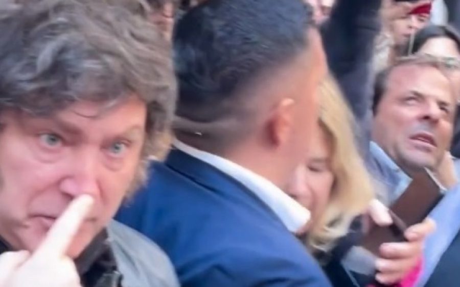 Jurnalist mikrofonu Argentina prezidentinin burnuna vurdu - VİDEO