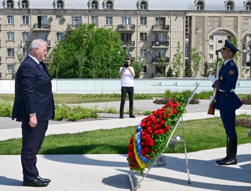 Sibiqa Şəhidlər xiyabanını ziyarət etdi - FOTOLAR