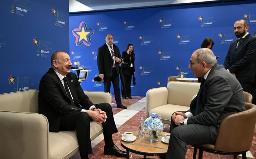 Paşinyanın Əliyevlə görüşdəki bədən dili - FOTO