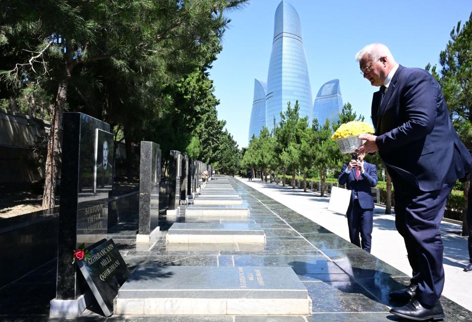 Sibiqa Şəhidlər xiyabanını ziyarət etdi - FOTOLAR