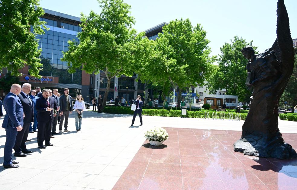 Sibiqa Şəhidlər xiyabanını ziyarət etdi - FOTOLAR