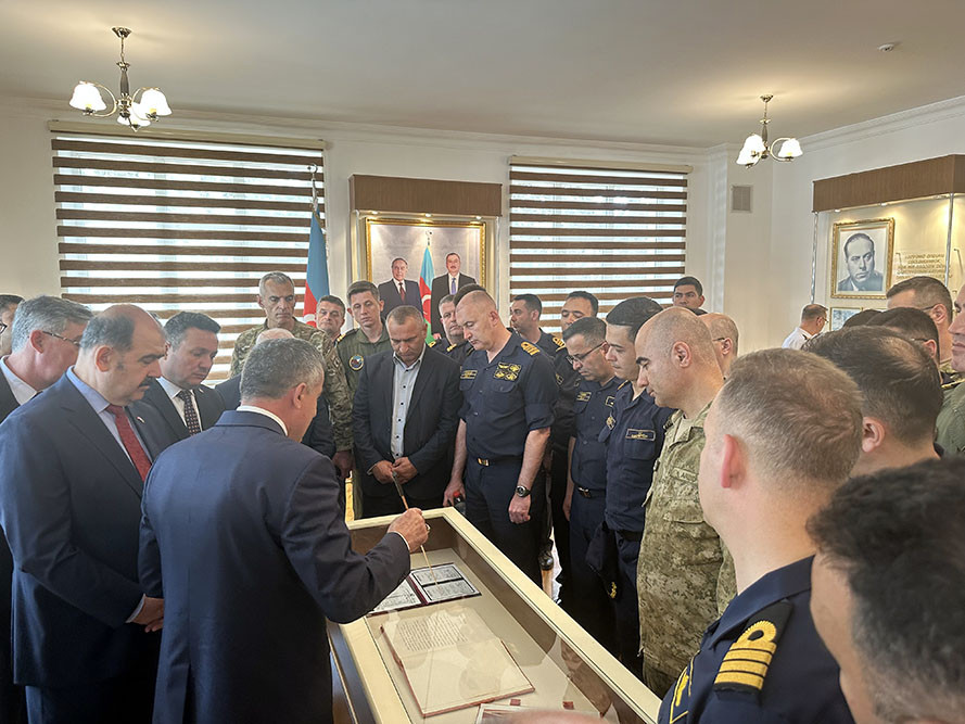 Türkiyə heyəti l xüsusi təyinatlılarımızın silah və texniki vasitələri ilə tanış oldu - FOTO