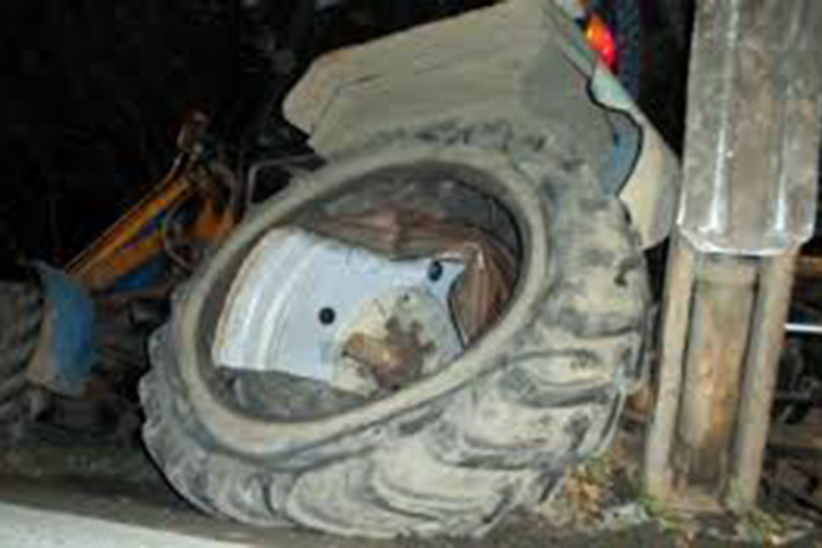 Yevlaxda traktor aşıb, ölən və yaralanan var – YENİLƏNİB