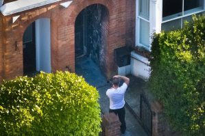 Britaniya baş nazirinin evinə "molotov kokteyli" atıldı - FOTO