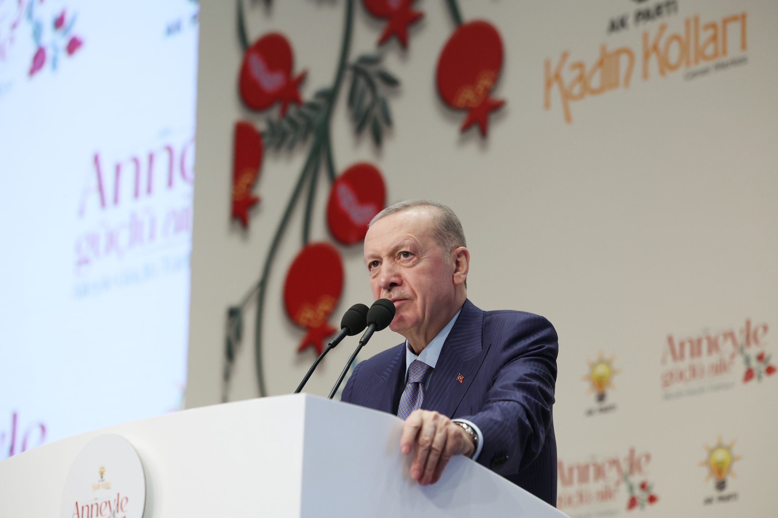 AA 20250510 37906807 37906805 CUMHURBASKANI ERDOGAN ANNEYLE GUCLU AILE AILEYLE GUCLU TURKIYE PROGRAMINDA KONUSTU scaled