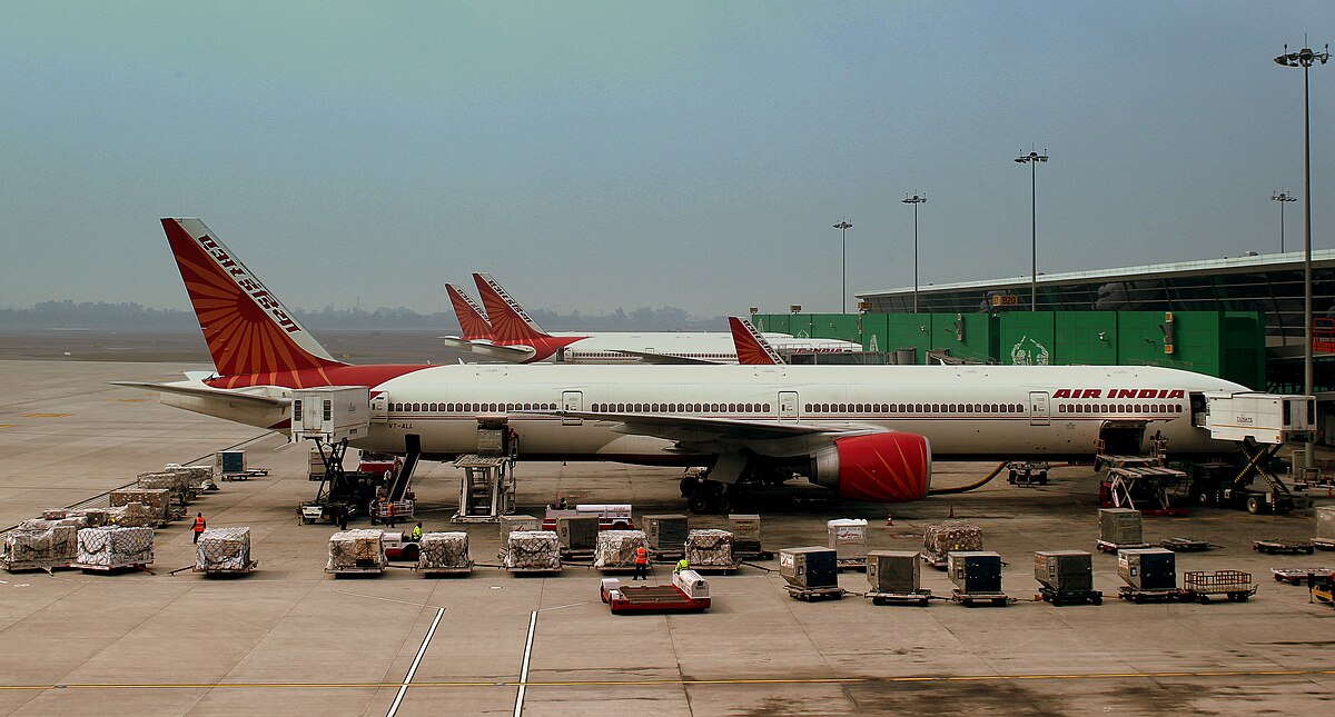 Hindistandan şok qərar: 32 hava limanı bağlandı 1 Air India A320 and Boeing 777 300ERS at Indira Gandhi Airport Delhi India February 2013
